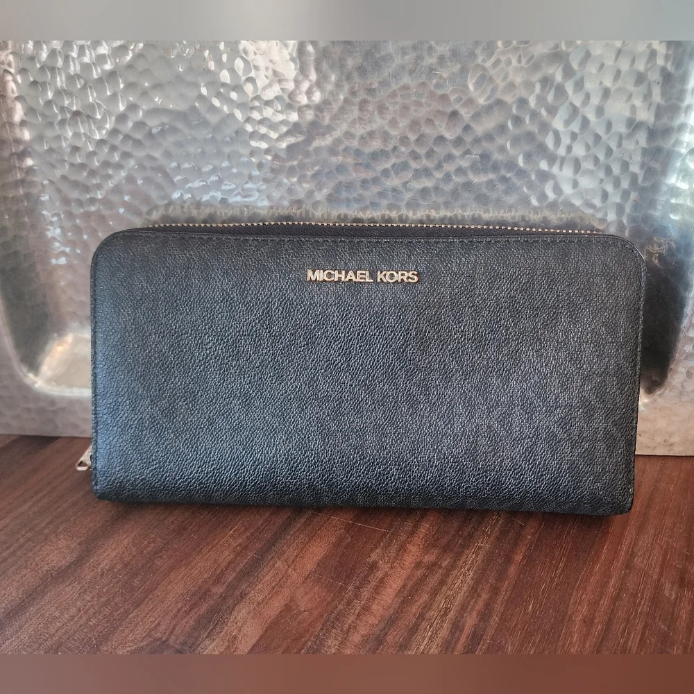 Michael Kors Black Jet Set Travel Large Zip Wallet‎